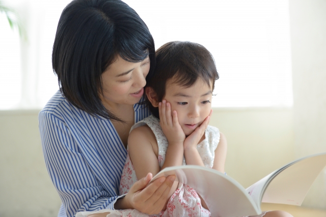 親子で本を読んでいる