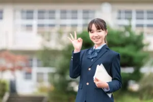 手をふる中学生