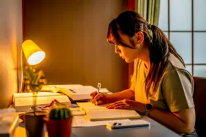 勉強する中学生